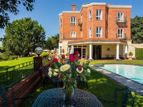 The Redlands Hotel .